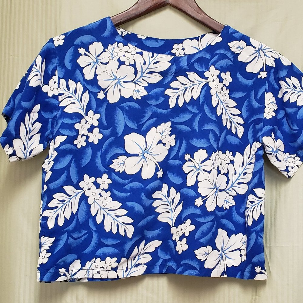 🍁Two Piece Hibiscus Print Crop Top w/ Matching Shorts. Color: Blue&White.